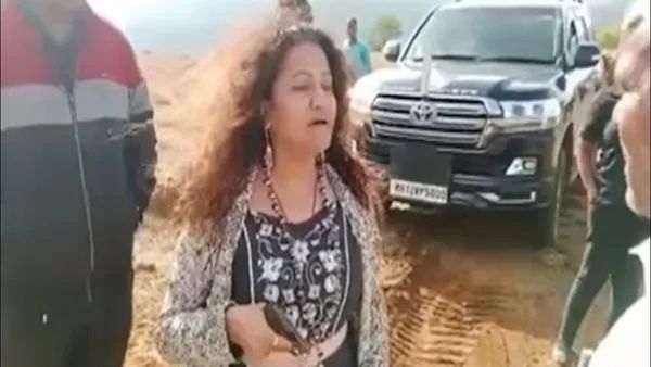 IAS Pooja Khedkar: દીકરી જ નહિ મા પણ વિવાદોમાં, હાથમાં પિસ્તોલ લઈને ખેડૂતોને આપી ધમકી! વીડિયો વાયરલ