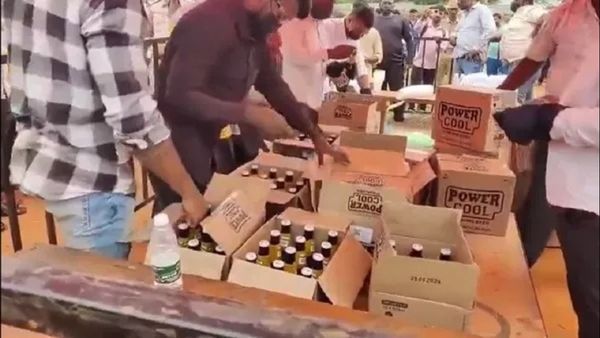 કર્ણાટકમાં ભાજપ નેતાની જીતની ઉજવણી, સેંકડો સમર્થકોમાં કરી દારુની વહેંચણી