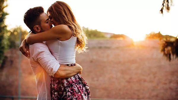 Kissing Day 2024 : કુલ કેટલા પ્રકારની હોય છે કિસ? જાણો કઈ કિસ ક્યારે કરાય છે?