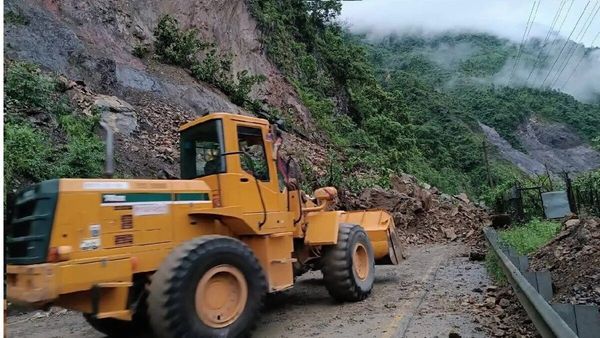 Nepal: ભૂસ્ખલનના કારણે નદીમાં વહી ગઈ 2 બસ, 63 યાત્રીઓ ગુમ, બચાવ કાર્ય ચાલુ