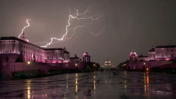 Lightning Strike : કેટલા વોટની હોય છે આકાશમાંથી જમીન પર પડતી વીજળી?