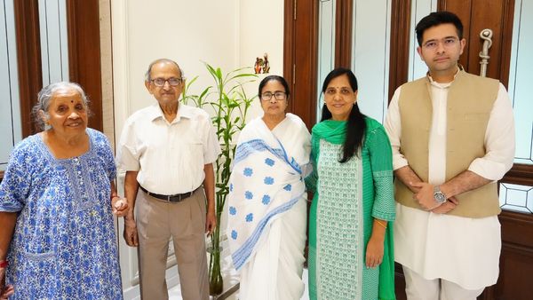 મમતા બેનર્જીએ અરવિંદ કેજરીવાલના પરિવાર સાથે મુલાકાત કરી, જાણો શું વાત થઈ?