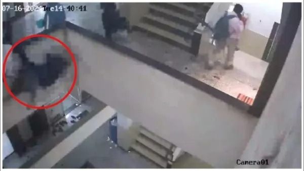 Video: મસ્તી-મજાક કરવી ભારે પડી, મુંબઈમાં ત્રીજા માળેથી પડી જતા મહિલાનુ મોત, એક માંડ-માંડ બચ્યો