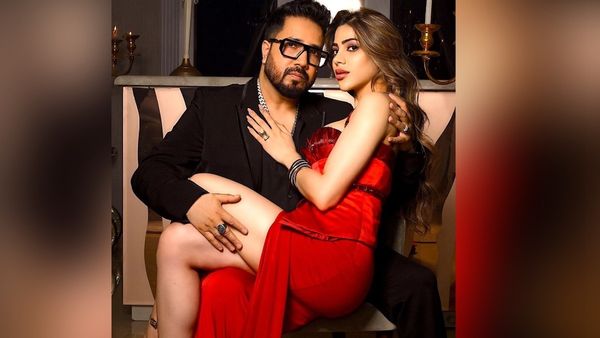 મીકા સિંહની ગોદમાં શું કરી રહી છે નિક્કી તંબોલી? ફોટો વાયરલ થયા