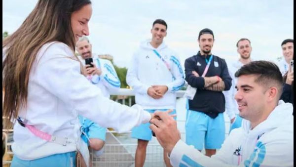 Paris Olympics 2024 માં રોમાન્સનો તડકો, હેન્ડબોલ ખેલાડીએ હોકી ખેલાડીને જાહેરમાં પ્રપોઝ કરીને કિસ કરી