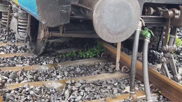 વલસાડ-સુરત રૂટ પર માલગાડીનો ડબ્બો ખડ્યો, કોઈ જાનહાનિ નહીં