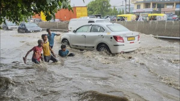 Weather Update: મુંબઈમાં જળ તાંડવ, મુથા નદી છલકાઈ, સૌરાષ્ટ્ર-કચ્છમાં રેડ એલર્ટ, જાણો હવામાનની આગાહી
