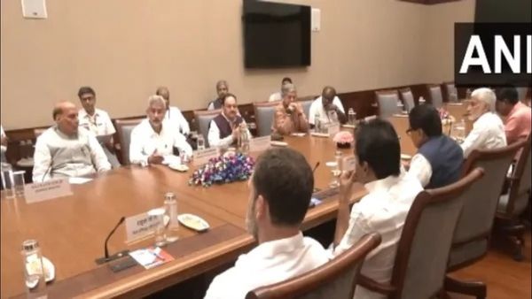 Bangladesh crisis: બાંગ્લાદેશ સંકટ પર કેન્દ્રએ કરી સર્વપક્ષીય બેઠક, વિદેશ મંત્રીએ ભારતીયોને લઈને આપી માહિતી