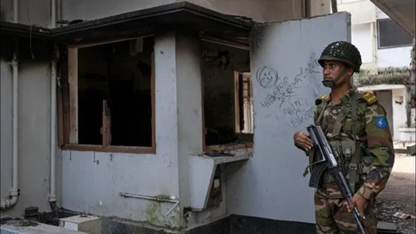 Bangladesh Crisis: બાંગ્લાદેશમાં સ્થિતિ બેકાબૂ, હોટલમાં 24 લોકોને જીવતા સળગાવ્યા, હિંદુઓના ઘર-મંદિરોમાં તોડફોડ