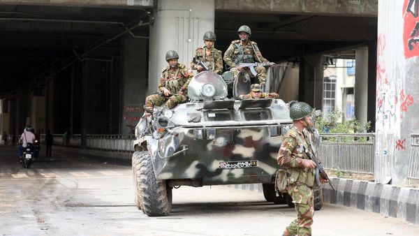 Bangladesh Crisis : કેટલી તાકતવર છે બાંગ્લાદેશની સેના? જાણો ભારતીય સેનાની સરખામણીમાં કેટલા સૈનિકો છે?