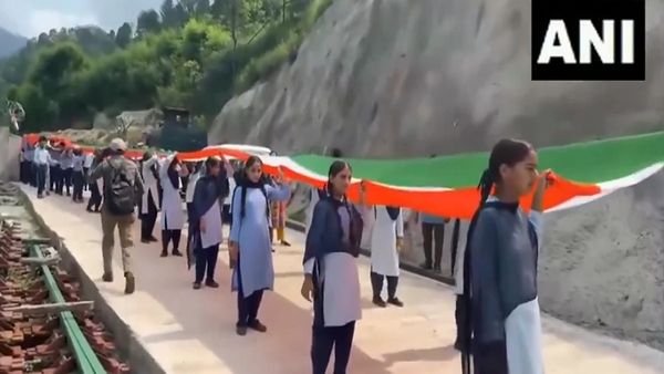 Chenab Rail Bridge : દુનિયાના સૌથી ઉંચા રેલ્વે બ્રિજ પર 735 મીટર લાંબો તિરંગો લહેરાવાયો, જુઓ વીડિયો