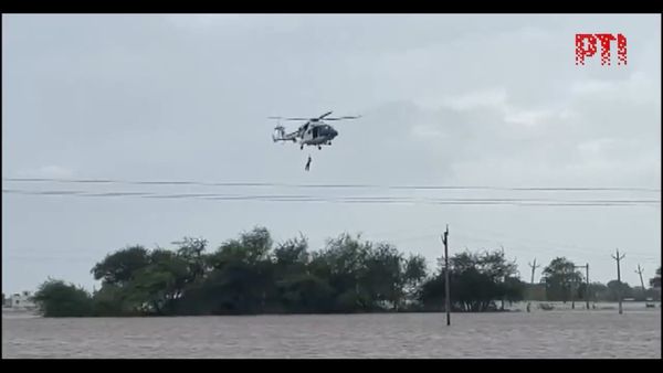 Gujarat Rains: દેવભૂમિ દ્વારકામાં IAF હેલિકોપ્ટર દ્વારા પૂરમાં ફસાયેલા લોકોનો બચાવ, જુઓ Video