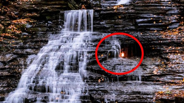 આ વોટર ફોલ નીચે સતત સળગતી રહે છે આગ, જાણો ક્યાં આવેલો છે આ રહસ્યમય વોટર ફોલ?