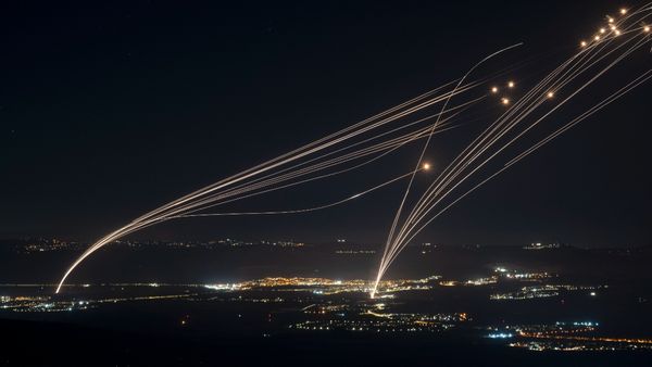 Israel-Iran Conflict : ઇઝરાયેલ પર હિજબુલ્લાએ રોકેટમારો શરૂ કર્યો, અમેરિકન નાગરિકોને લેબનાન છોડવા કહેવાયુ