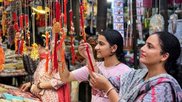 Raksha Bandhan 2024 : અહીં ભાઈ સાથે ભાભીને પણ રાખવામાં આવે છે રાખડી, જાણો ક્યાં જોવા મળે છે આ અનોખી પરંપરા?