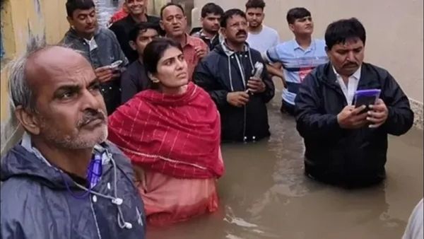 Gujarat Flood: જામનગરમાં પૂર પીડિતોની મદદ માટે કમર સુધીના પાણીમાં ઉતર્યા રિવાબા જાડેજા, જુઓ Video