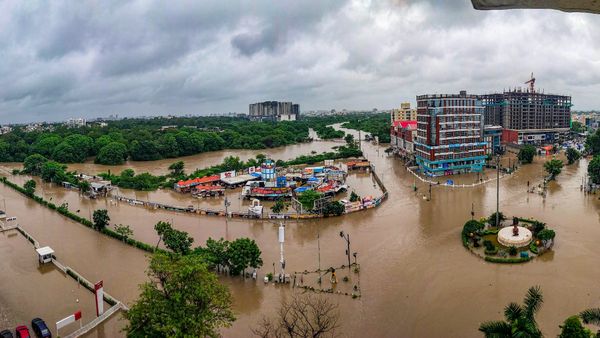 Vadodara : વડોદરામાં વિશ્વામિત્રી ગાંડીતૂર, ઘરોમાં પાણી ઘુસ્યા