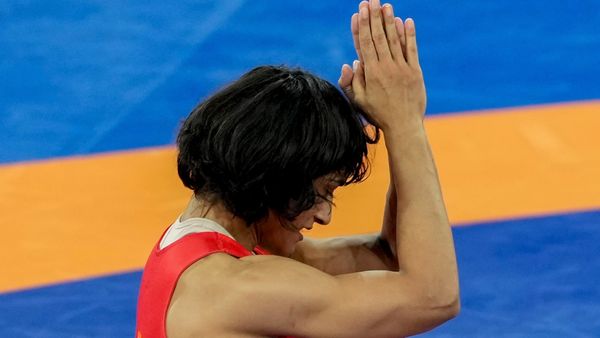 Vinesh Phogat : વિવાદ વચ્ચે વિનેશ ફોગાટની તબિયત લથડતા હોસ્પિટલ ખસેડાઈ, જાણો કેવી છે હાલત?