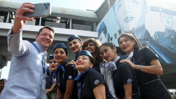 Flight Attendant And Air Hostess Difference : ફ્લાઇટ એટેન્ડન્ટ અને એર હોસ્ટેસ વચ્ચે શું ફરક છે?