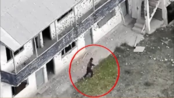 Video: બારામૂલા એનકાઉન્ટરના ફોટા આવ્યા સામે, આતંકી બિલ્ડિંગ પરથી કૂદ્યો, ભાગવા ગયો અને ઠાર મરાયો