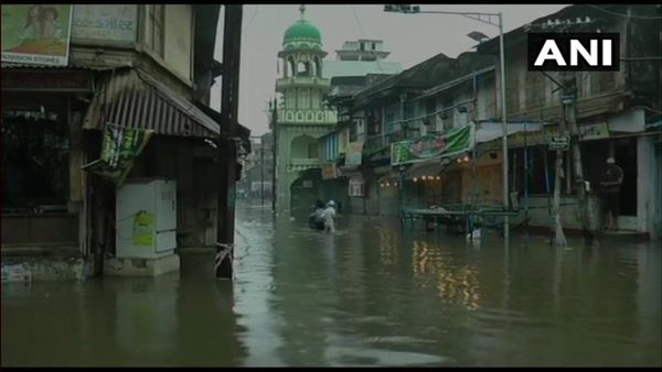 Gujarat Weather: ગુજરાતમાં વરસાદી સિસ્ટમ સક્રિય, 4 જિલ્લામાં રેડ એલર્ટ, ભરુચના વાલિયામાં 12 ઈંચ ખાબક્યો