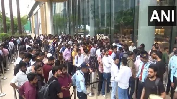 iPhone 16 ખરીદવા માટે મુંબઈના BKCની બહાર સેંકડો લોકોની ભીડ ઉમટી, 21 કલાકથી લાઈનમાં ઉભા છે લોકો, જુઓ Video