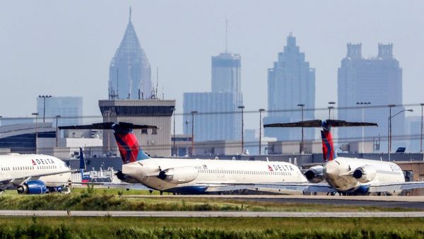 ડેલ્ટા એરલાઈન્સે ફ્લાઈટ એટેન્ડન્ટને અંડરગારમેન્ટ પહેરવા ગાઈડલાઈન જારી કરતા વિવાદ