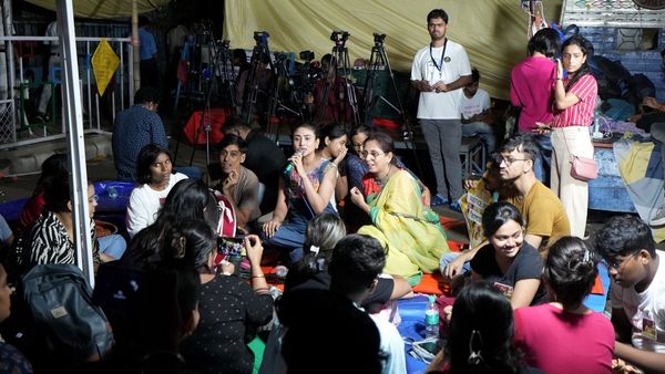 કોલકાતાઃ તબીબોની હડતાળ યથાવત, સુરક્ષા ઉપાયો પર વાતચીતની કરી માંગ