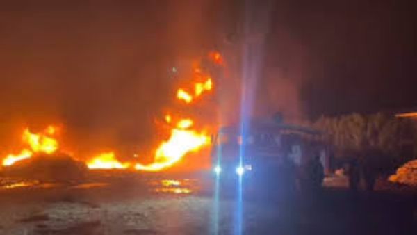 રાજકોટ: પડધરીમાં આવેલી પ્લાસ્ટિકની ફેક્ટરીમાં આગ બેકાબૂ, ફાયરની ટીમો લાગી છે કામે