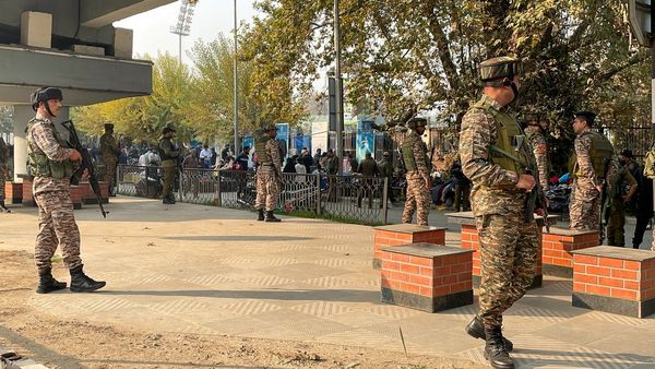 JK Grenade Attack: શ્રીનગરના સન્ડે માર્કેટમાં ગ્રેનેટ હુમલો, 12 લોકો ઘાયલ