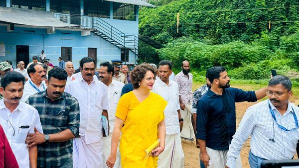 Wayanad Bypoll : યલો સાડીમાં અનોખા અંદાજમાં પોલિંગ બુથ પહોંચી પ્રિયંકા ગાંધી, જુઓ વીડિયો