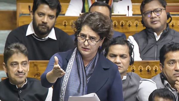 Priyanka Gandhi Lok Sabha : લોકસભામાં પહોંચતા જ પ્રિયંકા ગાંધીએ સંવિધાનને લઈને સરકાર પર પ્રકાર કર્યા