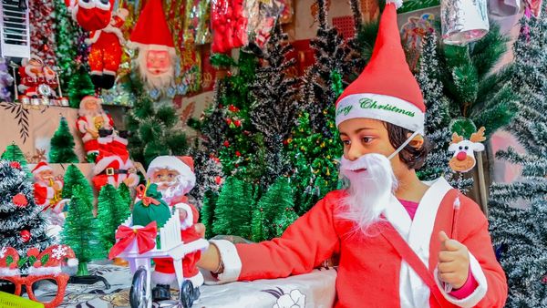 Christmas 2024 : લાલ અને સફેદ રંગના કપડા જ કેમ પહેરે સાન્તા ક્લોઝ? જાણો શું છે તેની પાછળનું કારણ?