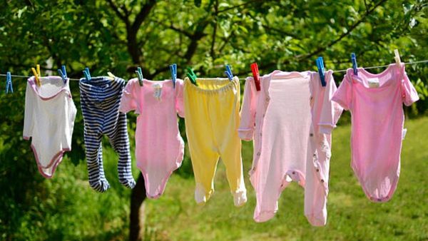 બાળકોના કપડા રાતે બહાર કેમ ન સુકવવા જોઈએ? જાણો કેમ ઘરના વડિલો આમ ન કરવા કહે છે?