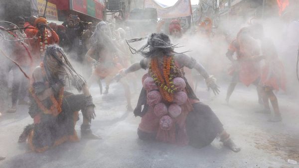 Maha kumbh 2025 : કડકડતી ઠંડીમાં પણ નાગા સાધુઓ કુંભમાં કેવી રીતે કપડા વગર ફરે છે? શું છે શરીરની ગરમીનું રાઝ?