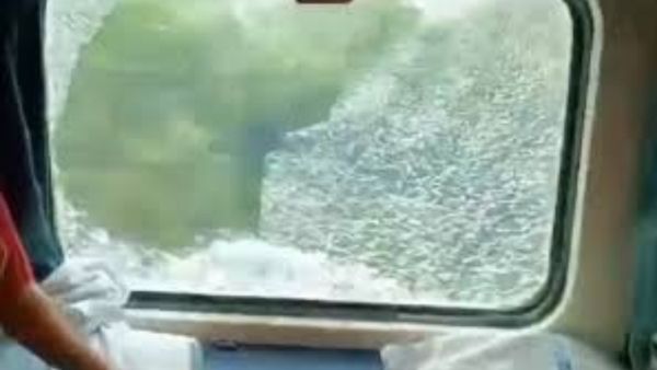 સુરતથી પ્રયાગરાજ કુંભમેળામાં જતી ટ્રેન પર પથ્થરમારો, મુસાફરે વીડિયો બનાવીને કહ્યું, મોદીજી અમને બચાવી લો