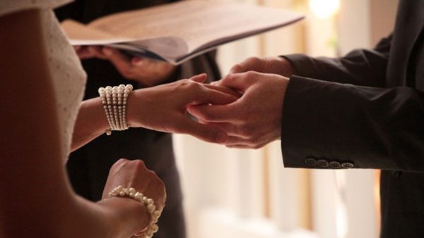 અહીં લગ્નના દિવસે મહેમાનોને મળ્યા વગર ભાગી જાય છે વર-વધુ, જાણો ક્યાં જોવા મળે છે આ અનોખી પરંપરા?