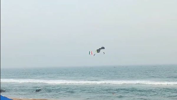 VIDEO: પેરાશૂટમાં ફસાઈ જતા સમુદ્રમાં પડ્યા નૌસેનાના અધિકારી, કેવી રીતે બચી જાન?