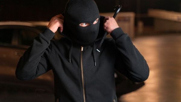 લો બોલો...ચોરી કરવા ચોર ફ્લેટમાં ઘુસ્યો અને કંઈ ન મળ્યુ તો મહિલાને કિસ કરીને ફરાર થઈ ગયો, જાણો પુરી ઘટના