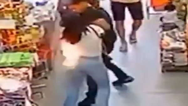 મૉલમાં શોપિંગ કરી રહી હતી મહિલા ત્યાં અચાનક જ પેન્ટમાં રાખેલો ફોન ફાટ્યો, સામે આવ્યો શૉકિંગ Video