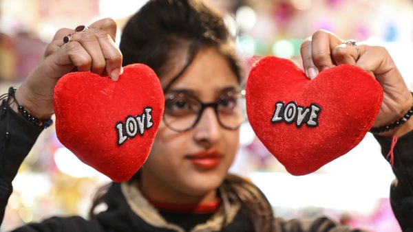 Valentine Day Gifts : વેલેન્ટાઇન ડે પર પાર્ટનરને ક્યારેય ન આપો આ ગિફ્ટ, થઈ શકે છે મોટી સમસ્યા