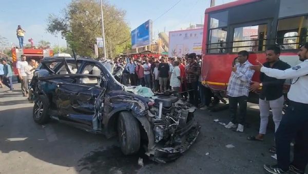 Ahmedabad Accident: ચાંદખેડામાં પૂરપાટ ઝડપે આવતી કારે AMTS બસને ટક્કર મારી, જૂઓ CCTV ફૂટેજ