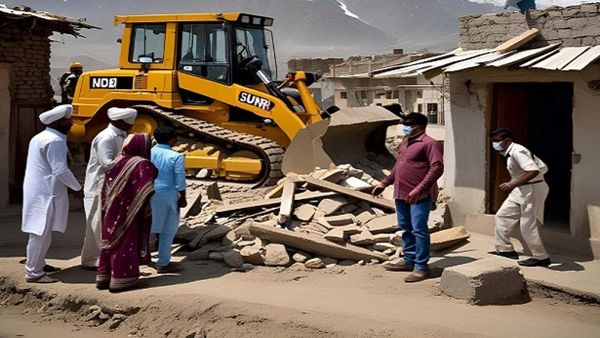 ક્રોધનો કહેર: પત્નીના ભાગી જવાથી ગુસ્સે ભરાયેલા પતિએ બુલડોઝરથી પ્રેમીના ઘરને ધ્વસ્ત કર્યું, જોનારા ડરી ગયા!