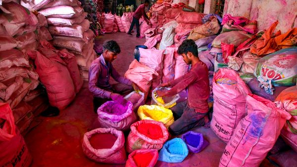 Holi 2025 : હોળીના દરેક રંગનું છે ખાસ મહત્વ છે, જાણો શું કહે છે વિવિધ રંગો?