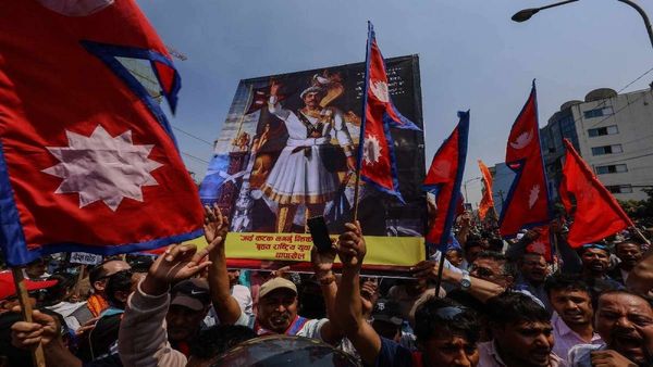 લોકશાહીના વિરોધમાં ઉતર્યા નેપાળના લોકો, જાણો રાજપરિવારમાં હત્યાકાંડ બાદ કેવી રીતે આવ્યો હતો રાજાશાહીનો અંત?