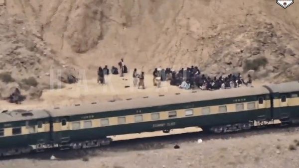 PAK Train hijack : પાકિસ્તાન સેનાએ હાઈજેક થયેલી ટ્રેનને મુક્ત કરાવી, 33 આતંકીઓના મોત