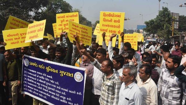 Diamond Workers Protest: નવસારીમાં હીરા કામદારો કેમ કરી રહ્યા છે હડતાળ, શું છે તેમની માંગણી?