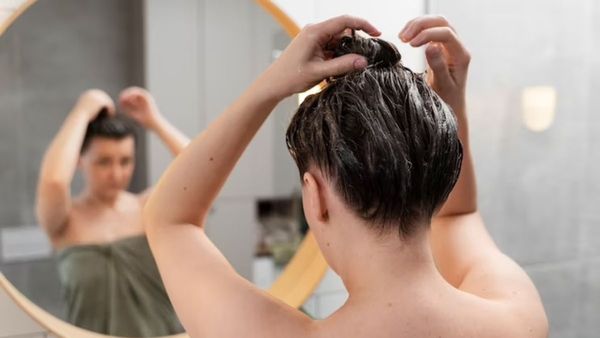 Dry shampoo : શું હોય છે ડ્રાય શેમ્પૂ? જાણો તેનો કેવી રીતે ઉપયોગ કરવો જોઈએ?