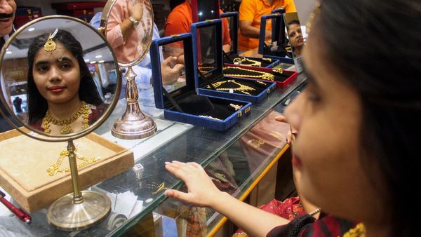 gold prices : લાખને ટચ કર્યા બાદ હવે કેમ નથી વધી રહ્યાં સોનાના ભાવ?