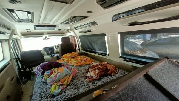 જામનગરમાં 'સેક્સ-ઓન-વ્હીલ્સ': વાનમાં એસી અને બેડ સહિત અનેક સુવિધા, નિવૃત્ત પોલીસ અધિકારીનો પુત્ર ઝડપાયો!